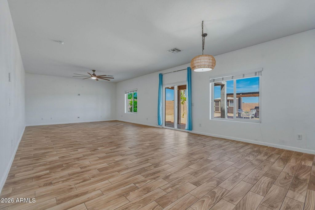 Image 16 of property listing at 12354 W HIGHLAND Avenue, Avondale, AZ 85392