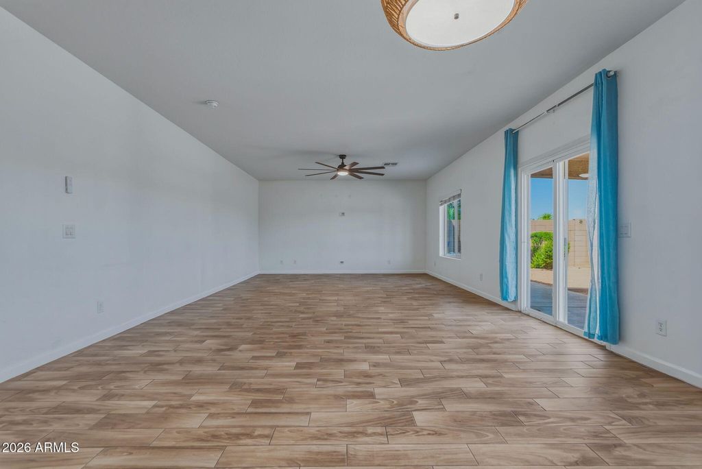Image 17 of property listing at 12354 W HIGHLAND Avenue, Avondale, AZ 85392