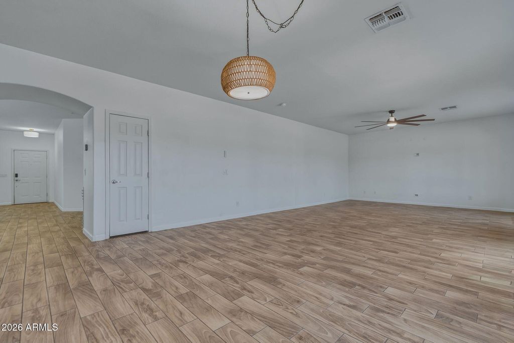 Image 18 of property listing at 12354 W HIGHLAND Avenue, Avondale, AZ 85392