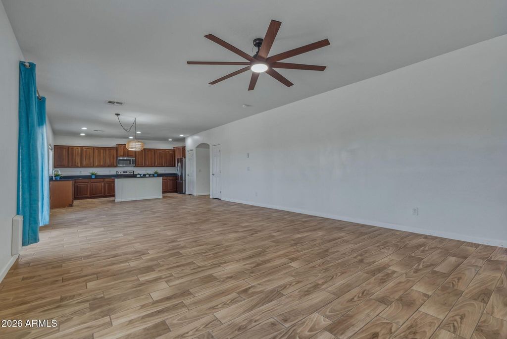 Image 19 of property listing at 12354 W HIGHLAND Avenue, Avondale, AZ 85392