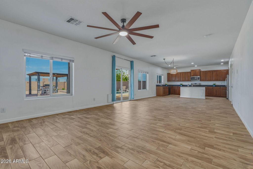Image 20 of property listing at 12354 W HIGHLAND Avenue, Avondale, AZ 85392