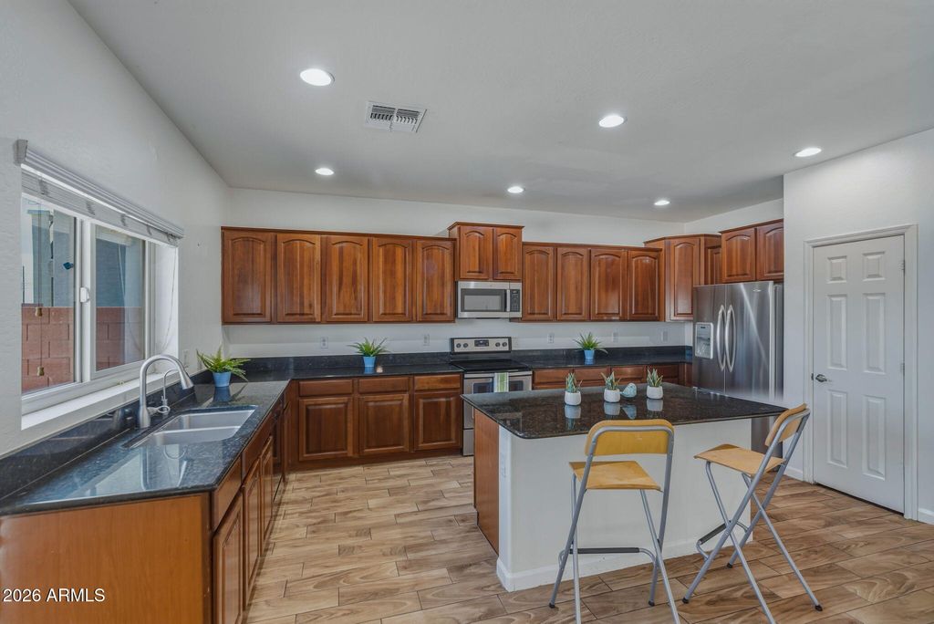 Image 4 of property listing at 12354 W HIGHLAND Avenue, Avondale, AZ 85392