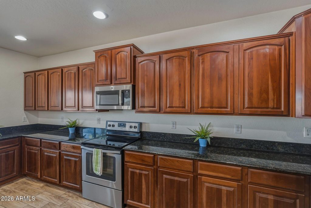 Image 5 of property listing at 12354 W HIGHLAND Avenue, Avondale, AZ 85392