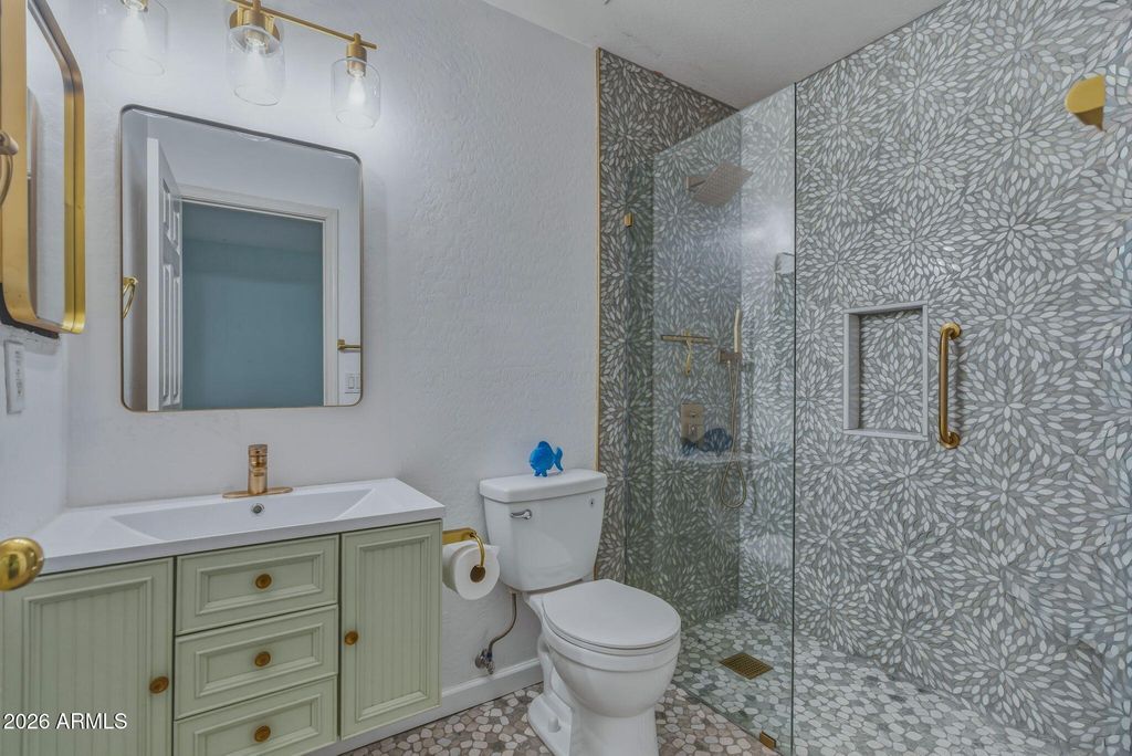 Image 9 of property listing at 12354 W HIGHLAND Avenue, Avondale, AZ 85392