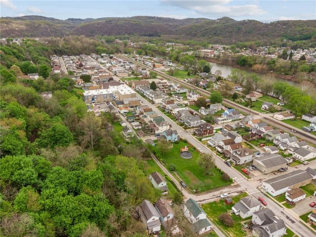 312 Harrison Ave, East Vandergrift, PA 15629