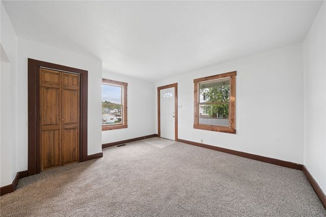 312 Harrison Ave, East Vandergrift, PA 15629