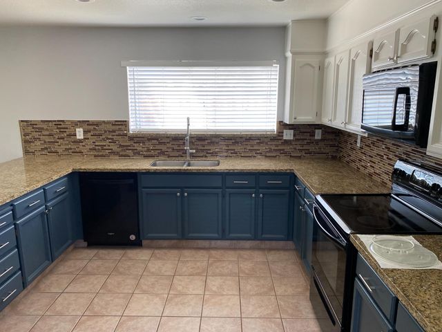 2500 Country Manor Dr, Riverbank, CA 95367