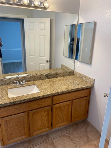 2500 Country Manor Dr, Riverbank, CA 95367