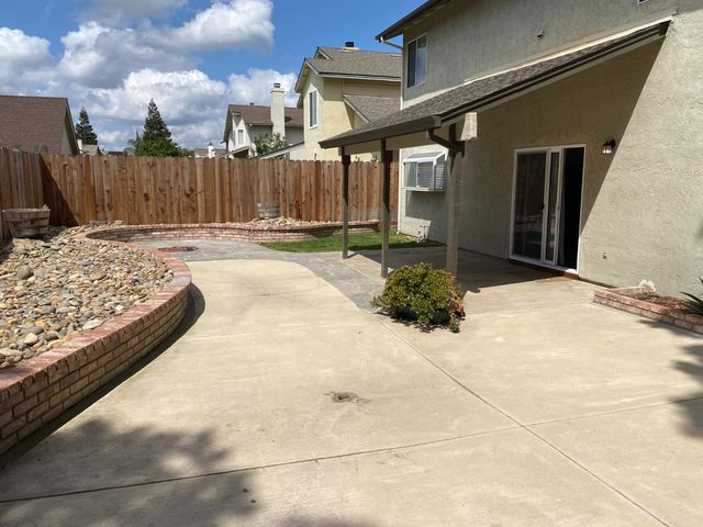 2500 Country Manor Dr, Riverbank, CA 95367
