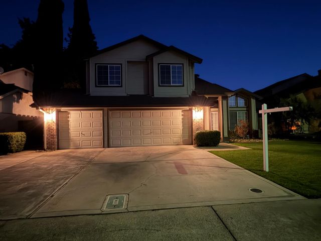 2500 Country Manor Dr, Riverbank, CA 95367