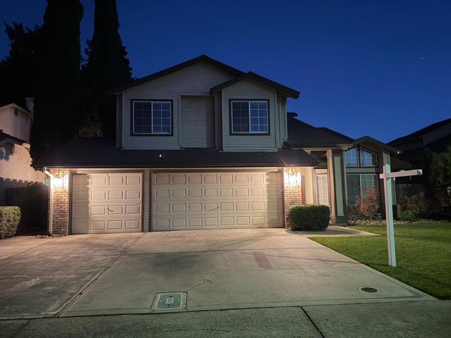 2500 Country Manor Dr, Riverbank, CA 95367