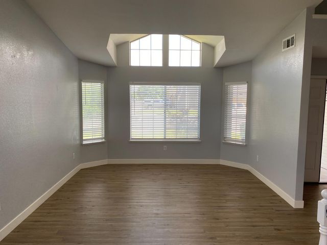 2500 Country Manor Dr, Riverbank, CA 95367