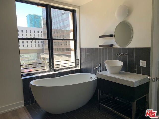 727 W 7th Street 614, Los Angeles, CA 90017