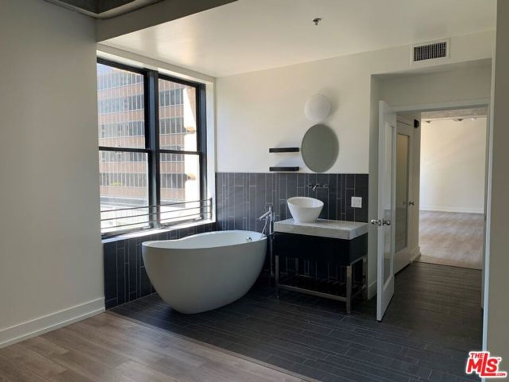 727 W 7th Street 614, Los Angeles, CA 90017