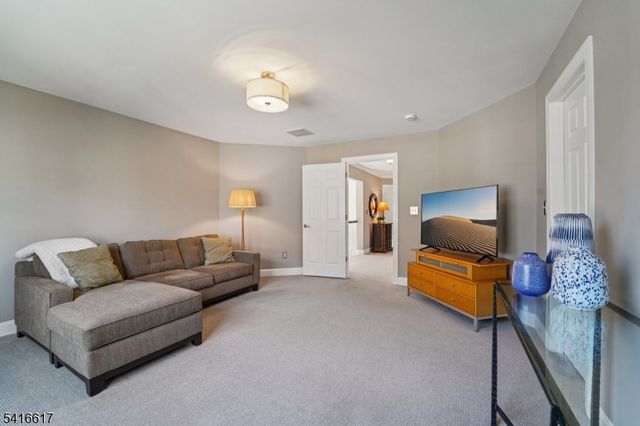 16 Baxter Ln, West Orange Twp., NJ 07052