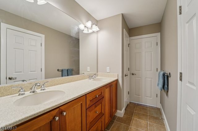 16 Baxter Ln, West Orange Twp., NJ 07052