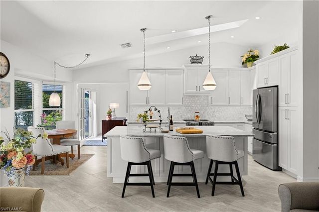 945 Moon Lake DR, Naples, FL 34104