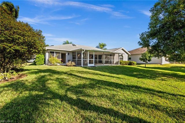 945 Moon Lake DR, Naples, FL 34104