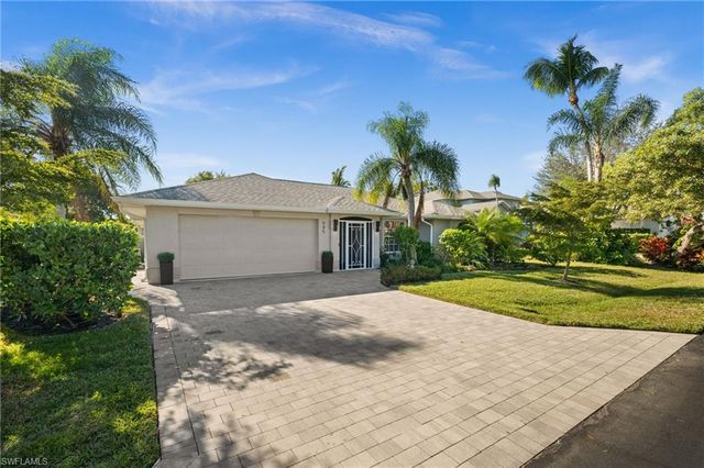 945 Moon Lake DR, Naples, FL 34104