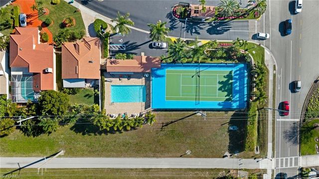 945 Moon Lake DR, Naples, FL 34104