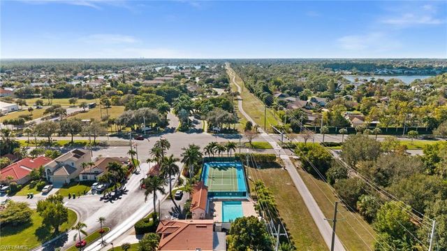 945 Moon Lake DR, Naples, FL 34104