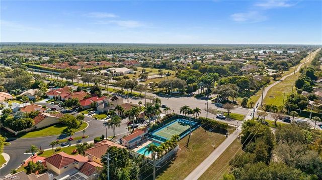 945 Moon Lake DR, Naples, FL 34104