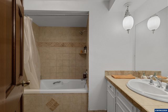 5665 Silverton Rd NE, Salem, OR 97305