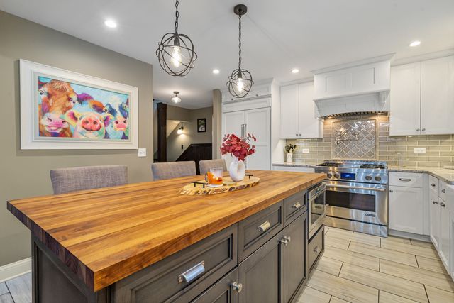 12165 W Castle Drive, Mokena, IL 60448