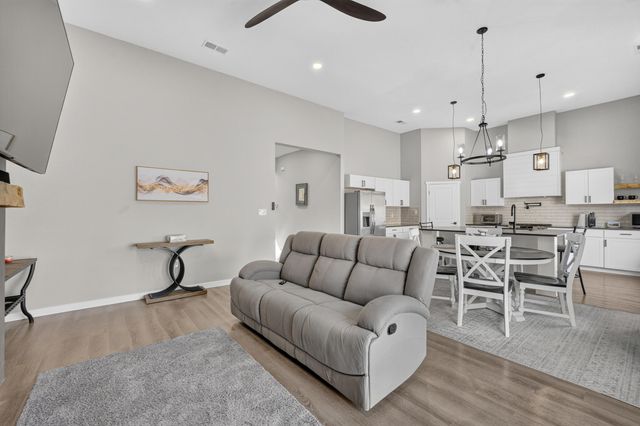 436 Dennis Court NE, Los Lunas, NM 87031