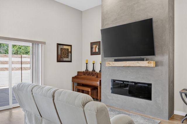 436 Dennis Court NE, Los Lunas, NM 87031