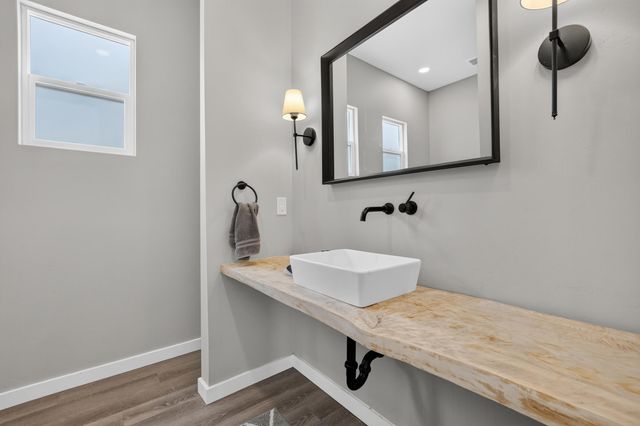 436 Dennis Court NE, Los Lunas, NM 87031