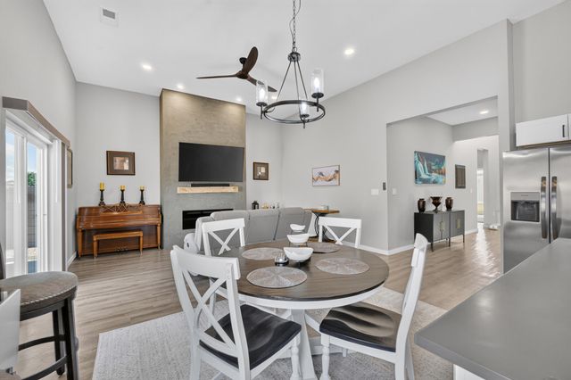 436 Dennis Court NE, Los Lunas, NM 87031