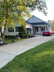 8471 Waterside Drive, Sagamore Hills, OH 44067