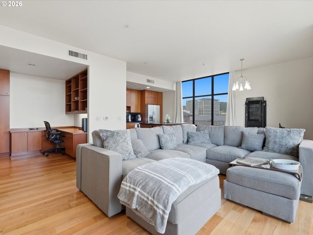 1025 Nw COUCH St, Portland, OR 97209