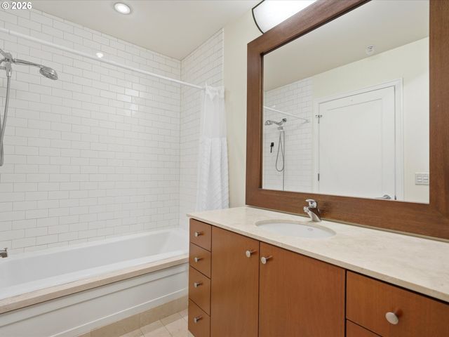 1025 Nw COUCH St, Portland, OR 97209