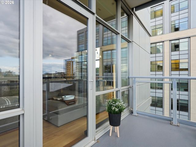 1025 Nw COUCH St, Portland, OR 97209