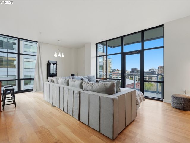 1025 Nw COUCH St, Portland, OR 97209