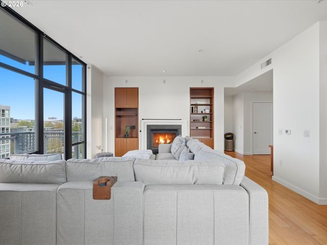 1025 Nw COUCH St, Portland, OR 97209