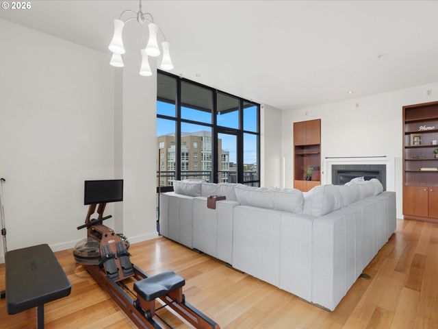 1025 Nw COUCH St, Portland, OR 97209