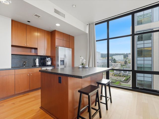 1025 Nw COUCH St, Portland, OR 97209