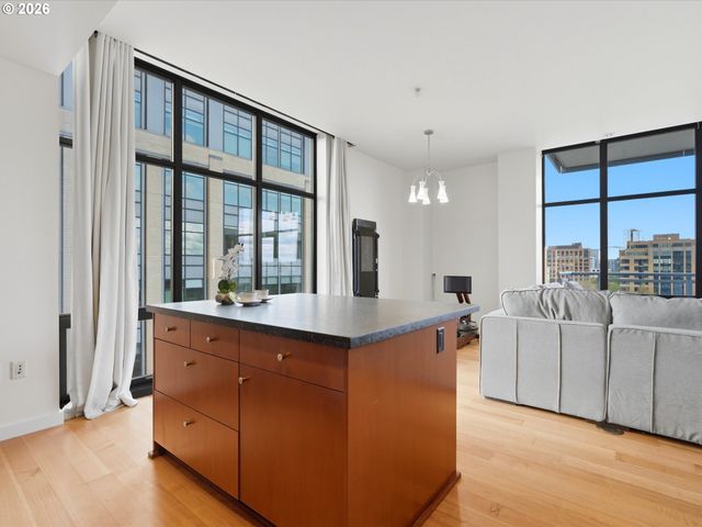 1025 Nw COUCH St, Portland, OR 97209