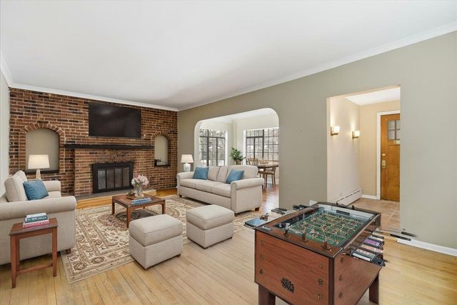 1421 W Juneway Terrace W, Chicago, IL 60626