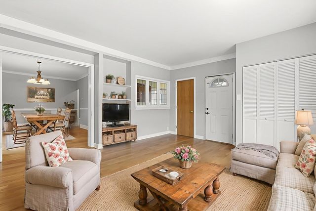 1421 W Juneway Terrace W, Chicago, IL 60626