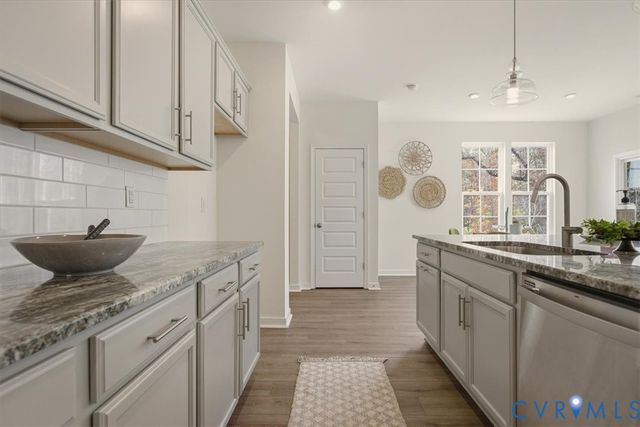 6640 Way Point Dr, Chester, VA 23234