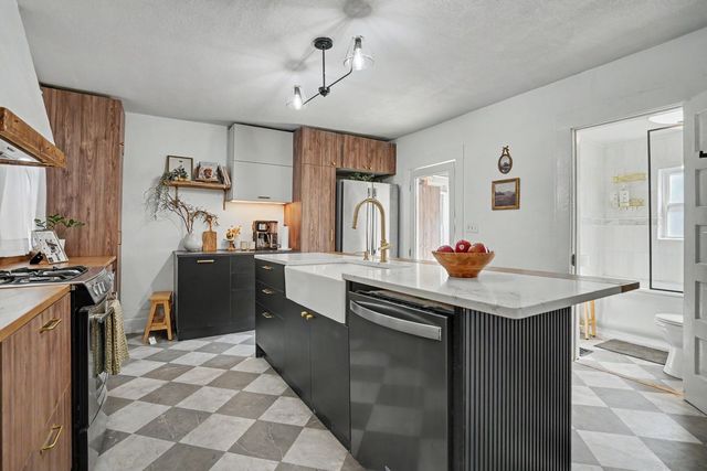 1718 W 9th Street, Davenport, IA 52804