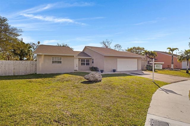1745 N Goldeneye Ln, Homestead, FL 33035