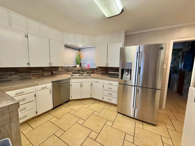 2008 Longview Dr, Henderson, TX 75652