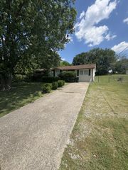 186 New Shackle Island Rd, Hendersonville, TN 37075