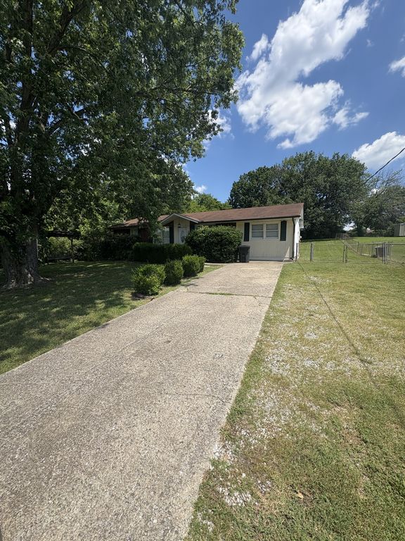 186 New Shackle Island Rd, Hendersonville, TN 37075
