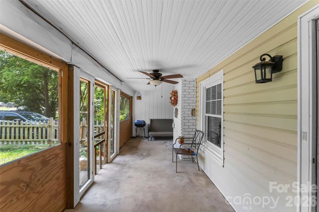 40 Sycamore Circle, Hendersonville, NC 28791
